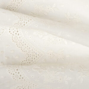 Batista algodón bordada en marfil